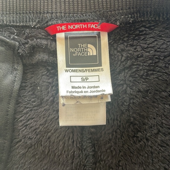 The North Face Women's Burgundy Puffer Vest 550 and cozy pants   size S - Picture 7 of 7